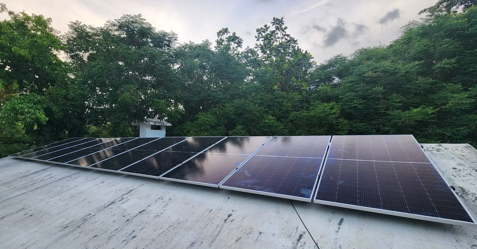 Paneles solares de un proyecto comercial en San Germán